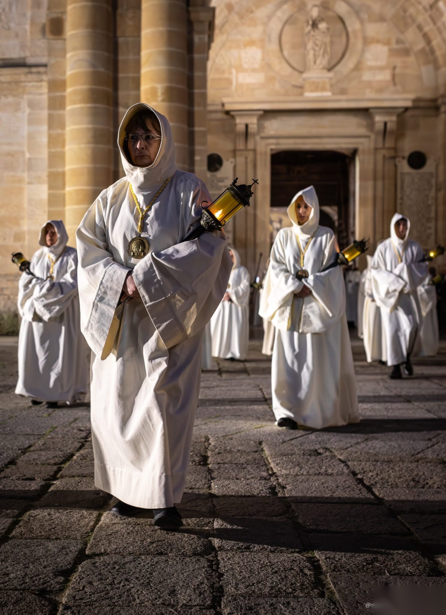 Hermanos con túnica cisterciense en el claustro de la Catedral