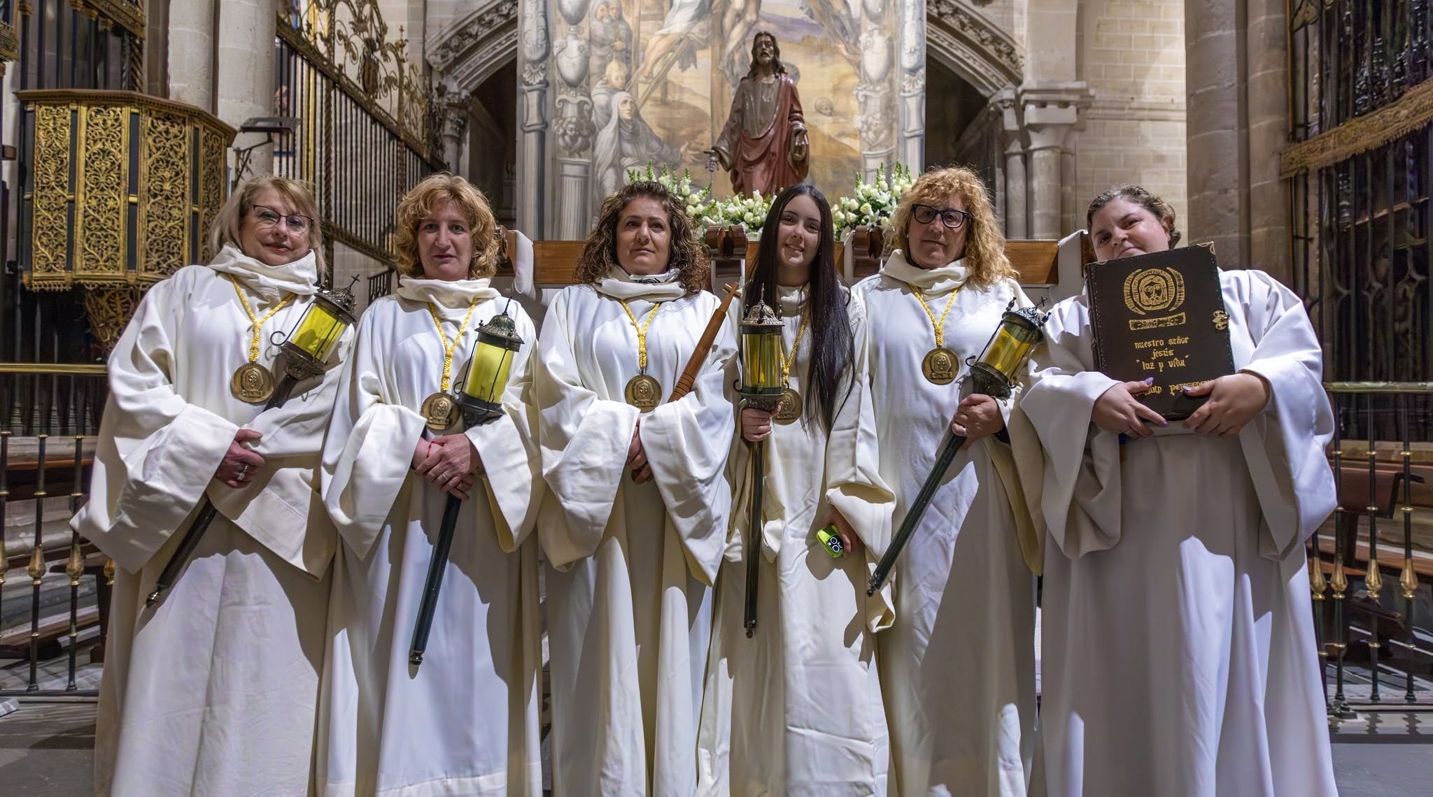 Grupo de hermanas con farol junto al retablo de la Catedral