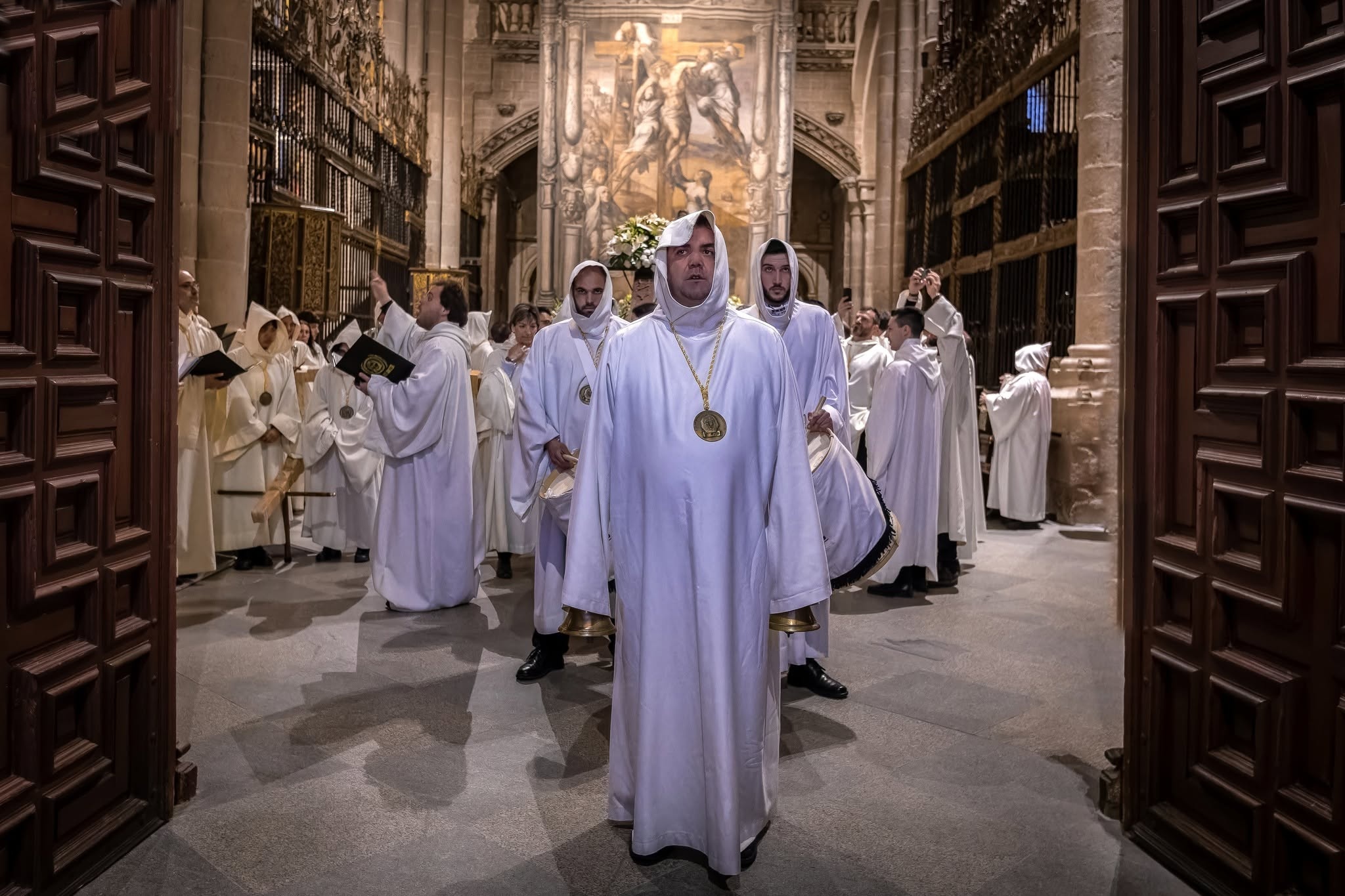 Cortejo de hermanos entrando en la Catedral de Zamora